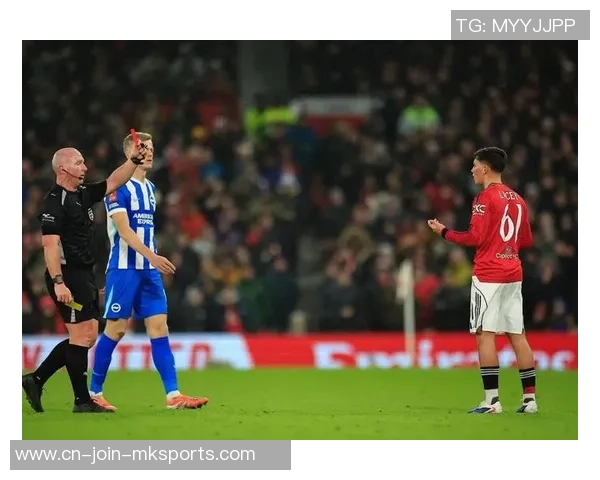 太阳报：曼联小将谢伊-莱西和一线队一同练习，备战埃弗顿